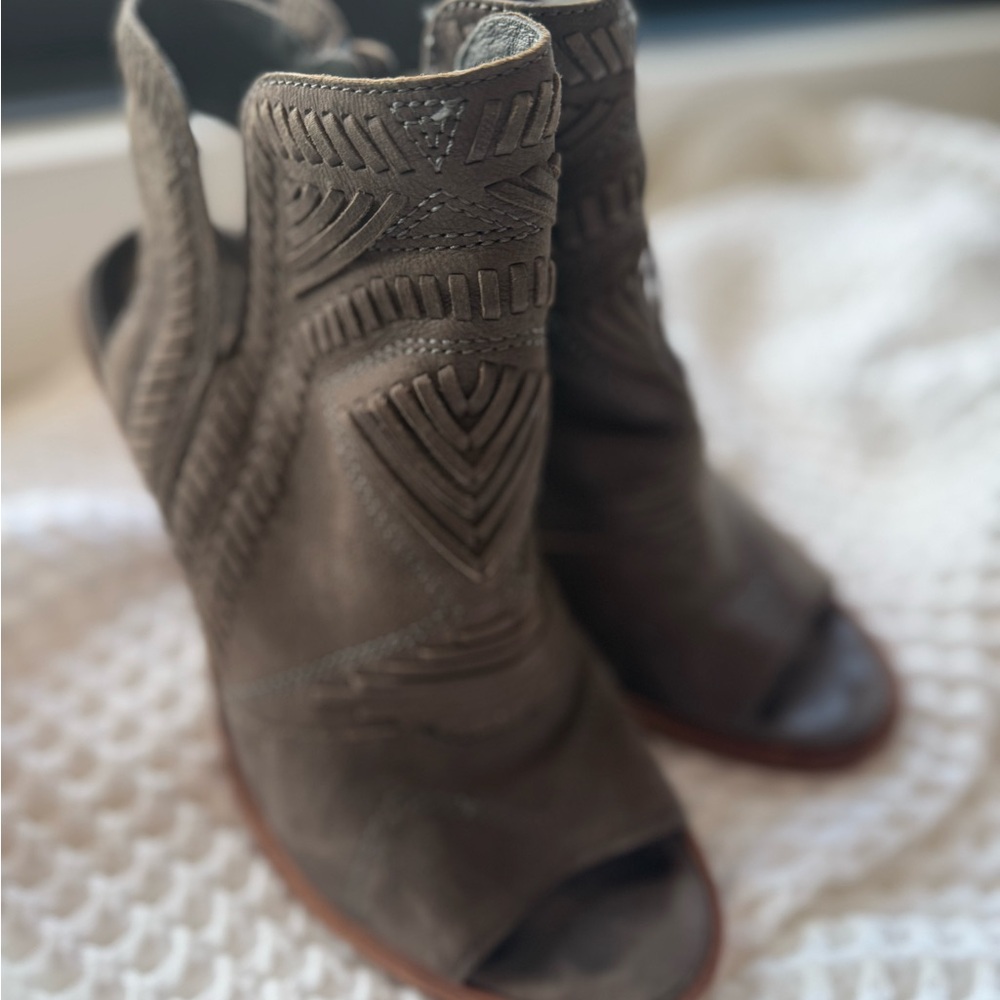 Vince Camuto Taupe Peep-Toe Ankle Booties size 7